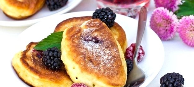 Пышные оладьи с ягодной начинкой