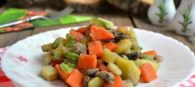 Овощи с грибами на сковороде