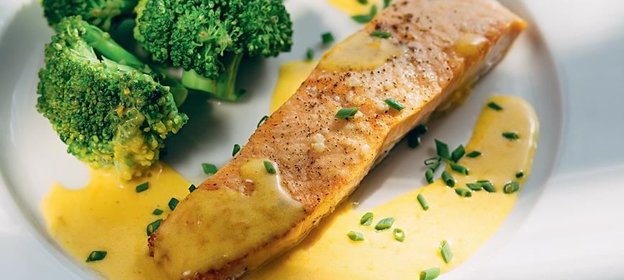 Семга с цитрусовым голландским соусом