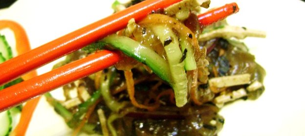 Салат на китайский манер с крахмальной лапшой , тофу и пряным желе