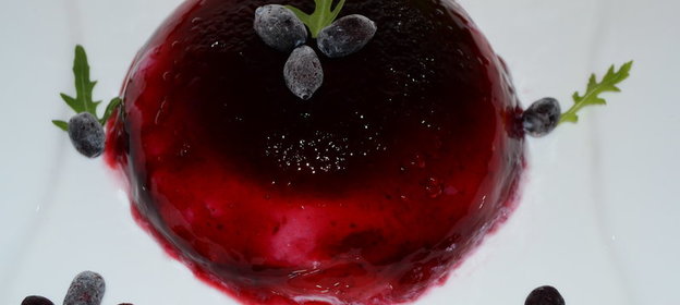 Желейно-творожное суфле с жимолостью