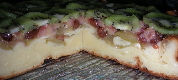 Салат из хурмы с луком и яблоком