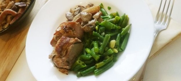Жареная свиная вырезка с фасолью и грибным соусом