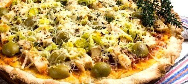 Пицца с курицей, маринованной в соусе с пряными травами