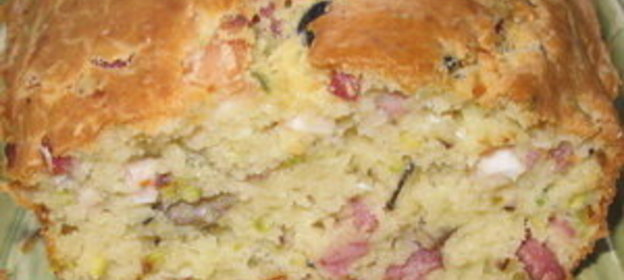 Сырный кекс с копченостями и фисташками