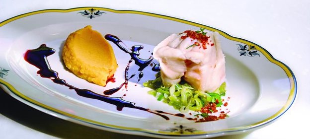 Морской черт, отваренный в молоке с тимьяном, с соусом из лобстера