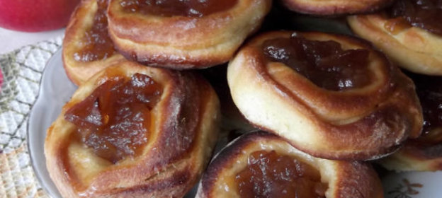 Булочки с яблочным повидлом и корицей