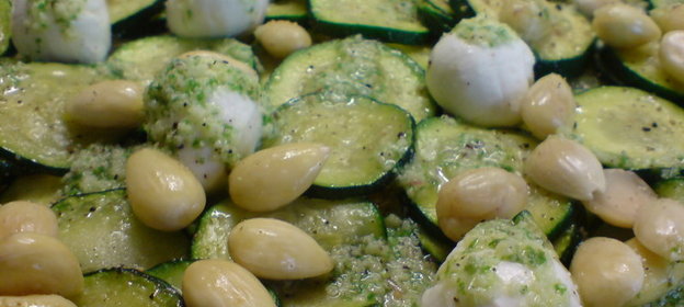 Салат из цуккини,сыра и миндаля под мятным соусом