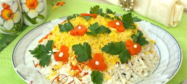 Слоёный салат с курицей, черносливом и кукурузой