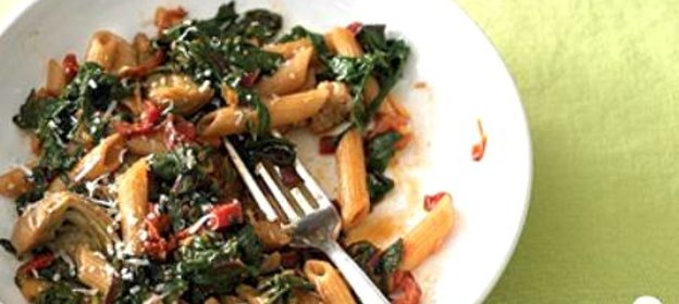 Паста с куриными колбасками и помидорами