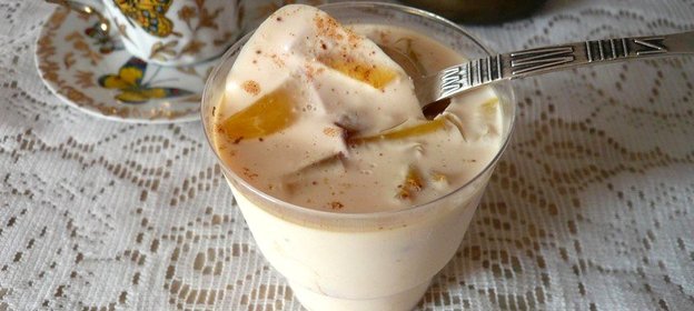 Желейный десерт с персиком и корицей
