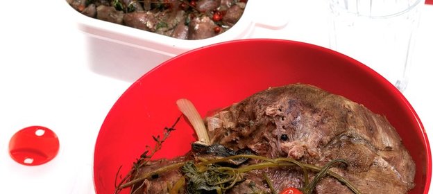 Вареная говядина с острым лимонно-чесночным бульоном