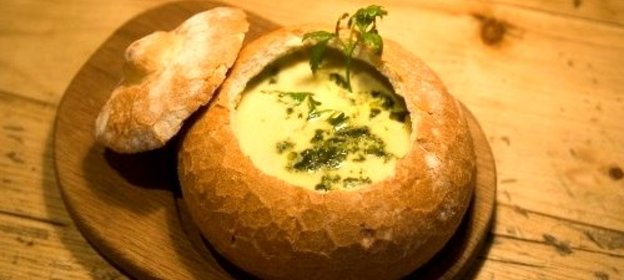 Суп в тарелке из хлеба