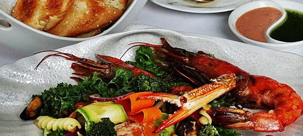 Соте с морепродуктами и пастой под соусом из морских гребешков