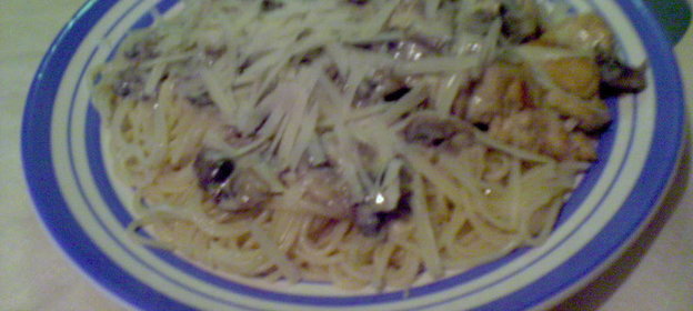 куриное филе с соусом из грибов и сливок со спагетти