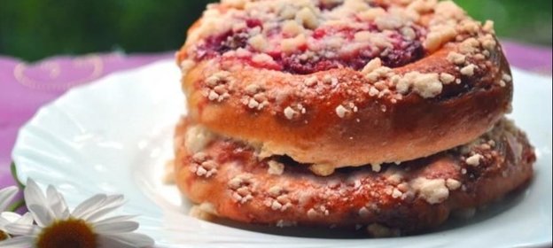 Клубничные булочки со сладким штрейзелем