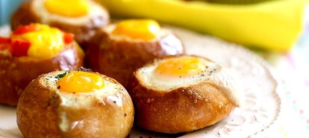 Булочки на завтрак с яйцом и начинкой