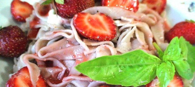 Клубничная лапша