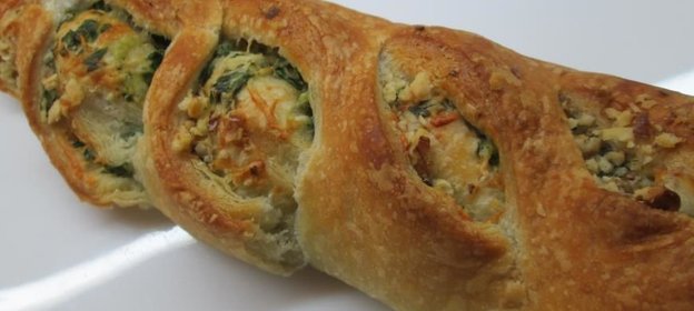 Слоеный багет с соусом песто