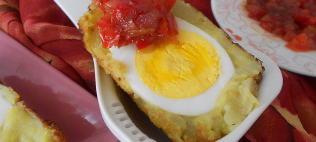 Яйца по-королевски с луковым чатни