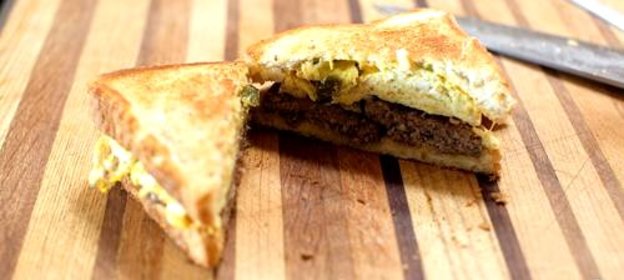 Сэндвичи с колбасой и халапеньо