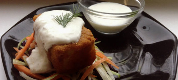 Морской окунь в куркуме со свежим салатом и соусом дзадзики