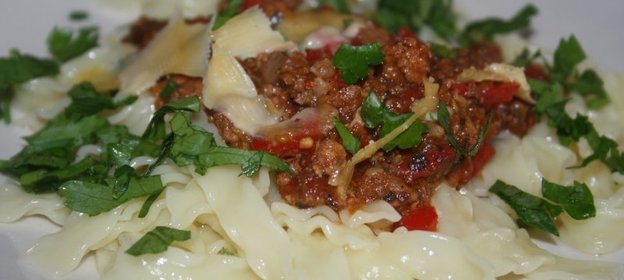 Паста с соусом из фарша и овощей