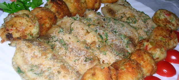 Рыба в ароматных хлебных крошках с пестрыми картофельнами шариками