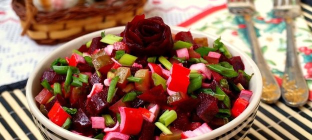 Салат из свеклы, огурца и крабовых палочек