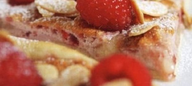 Малиновая пицца с марципаном и миндалем