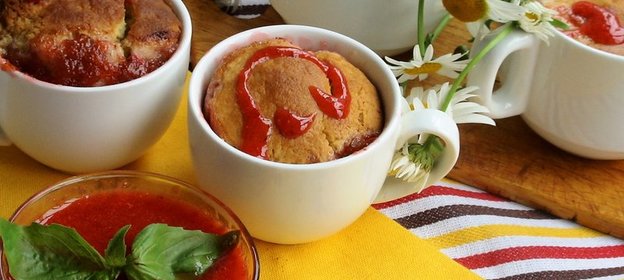 Булочки, запеченные в соусе из ревеня