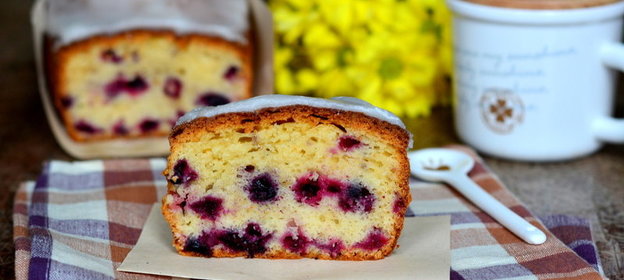 Кекс сметанный с черной смородиной