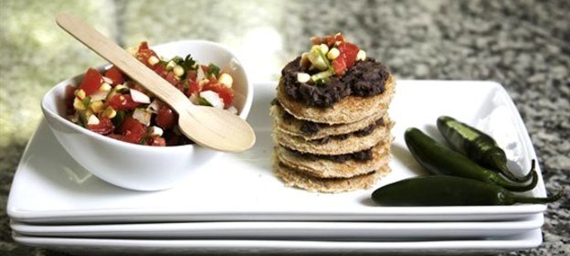 Дип из черной фасоли и сальсы