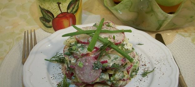 Легкий салат из редиски с заправкой из брынзы