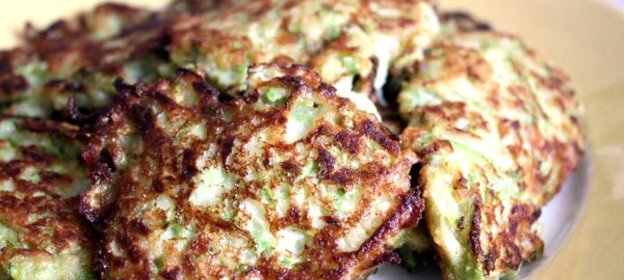 Оладьи из цукини со сметаной и мускатным орехом