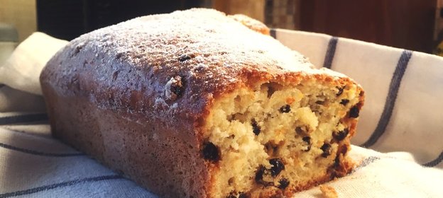 Творожный кекс с темным изюмом