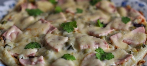 Пицца на сковороде с ветчиной