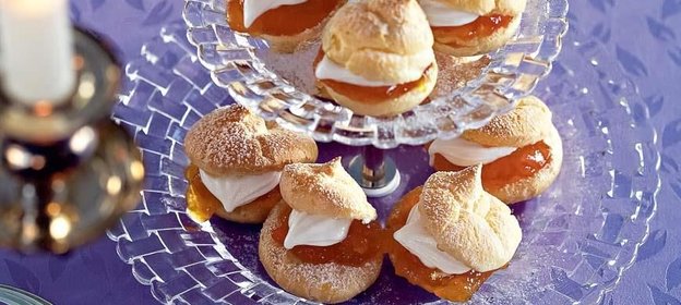 Профитроли с желе из морошки