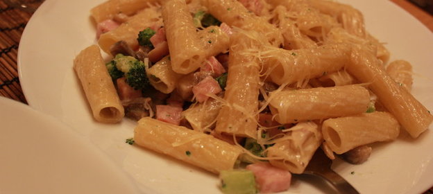 Быстрая паста с ветчиной и грибами. Тест-драйв с Окраиной