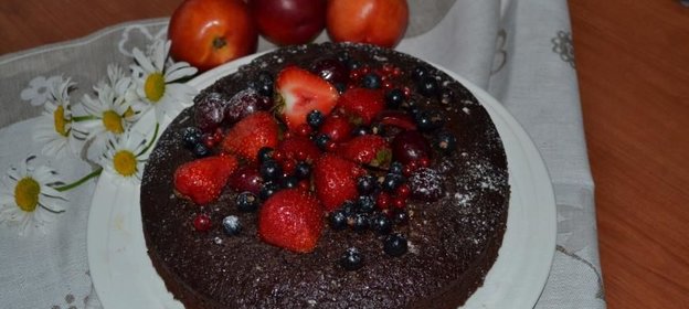 Шоколадный торт с ягодами