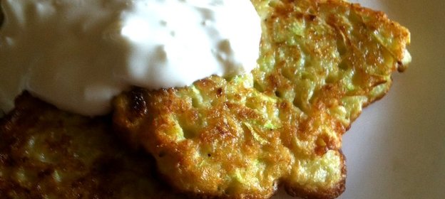 Кабачковые оладьи с чесноком и сметаной