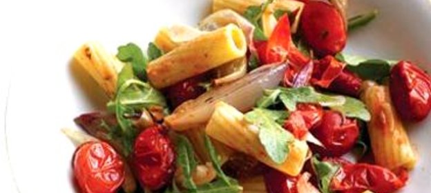 Паста с жареными овощами и аругулой