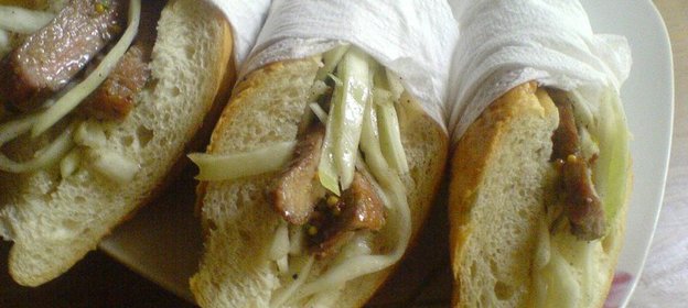 Бутерброды со свининой или свинина с капустным салатом в багете