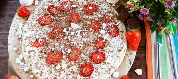 Пицца «Дольче» с клубникой, молочным шоколадом и меренгами
