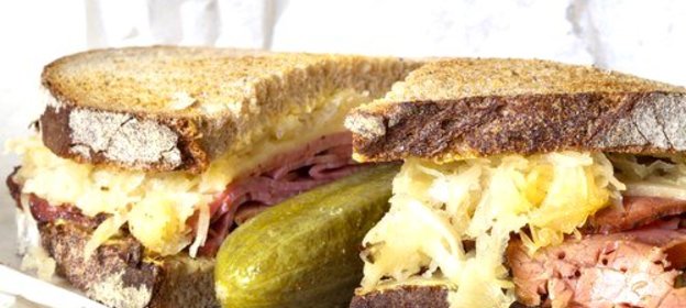 Лосось на ржаном хлебе с квашеной капустой и хреном