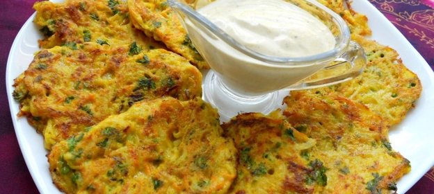 Оладьи овощные с соусом карри по-индийски