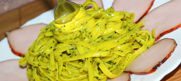 Паста с куркумой и соусом песто