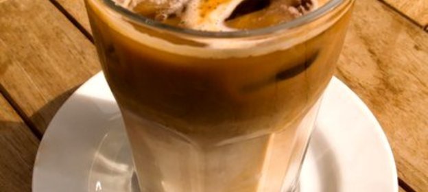 Ледяной кофе с имбирем и корицей