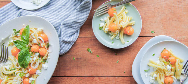 Салат с макаронами и сыром фета