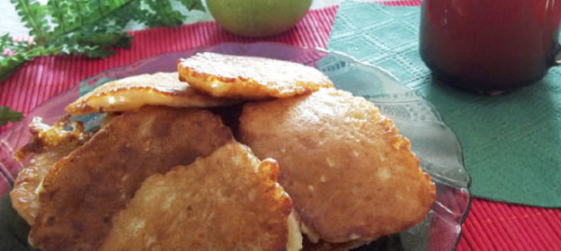 Оладьи с яблоками и корицей